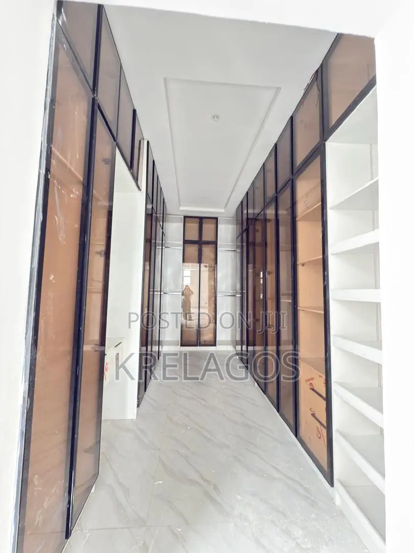 5bdrm Duplex in Chevron for sale