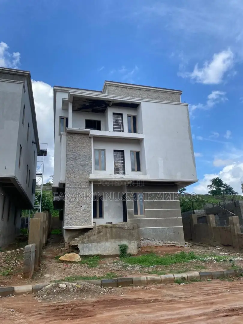 6bdrm Duplex in Apo District for sale