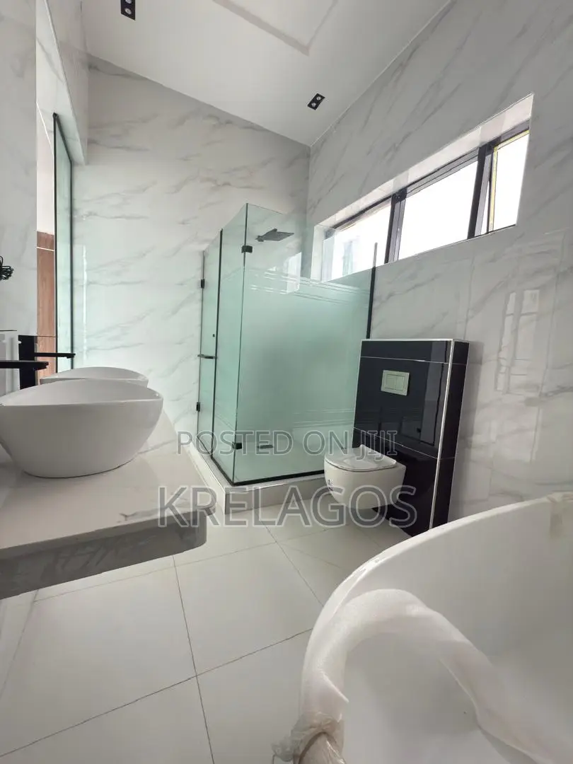 5bdrm Duplex in Chevron for sale
