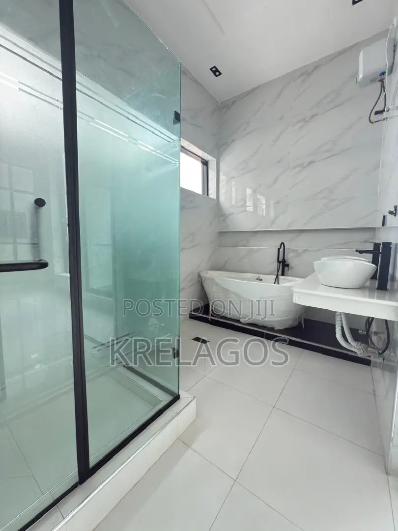 5bdrm Duplex in Chevron for sale
