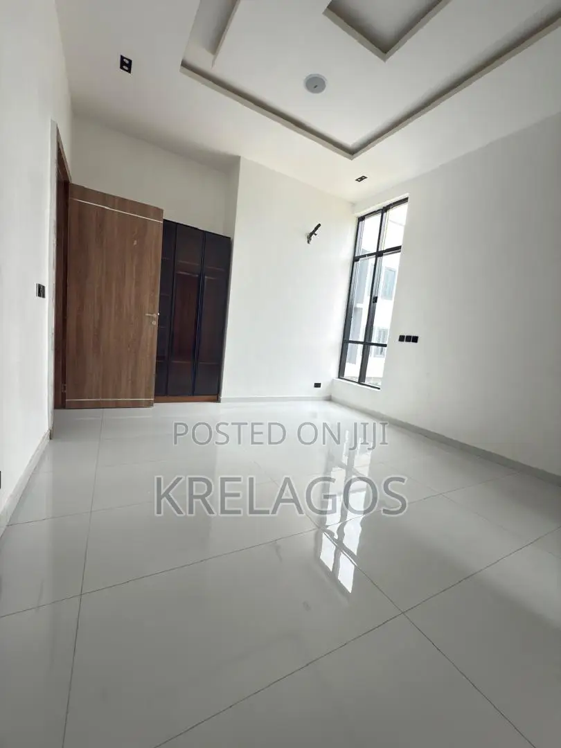 5bdrm Duplex in Chevron for sale