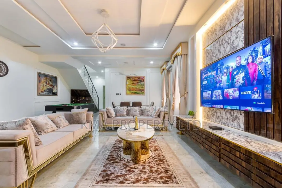 Luxurious 4 Bed Duplex With Pool and Snooker
