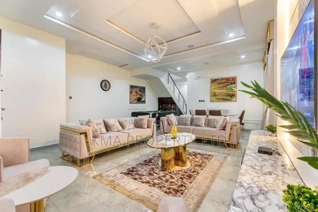 Luxurious 4 Bed Duplex With Pool and Snooker