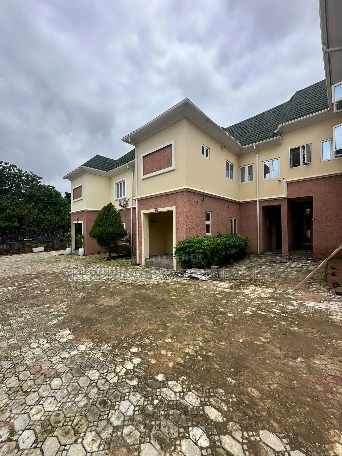 4bdrm Townhouse/Terrace in Close To Catholic for sale
