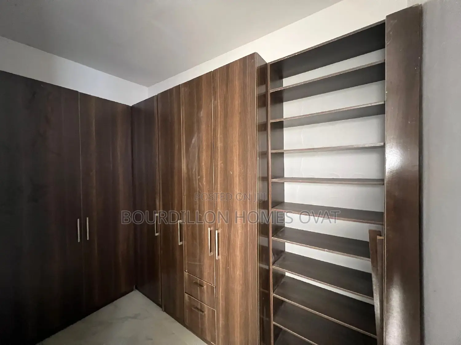 5bdrm Duplex in Ologolo for sale