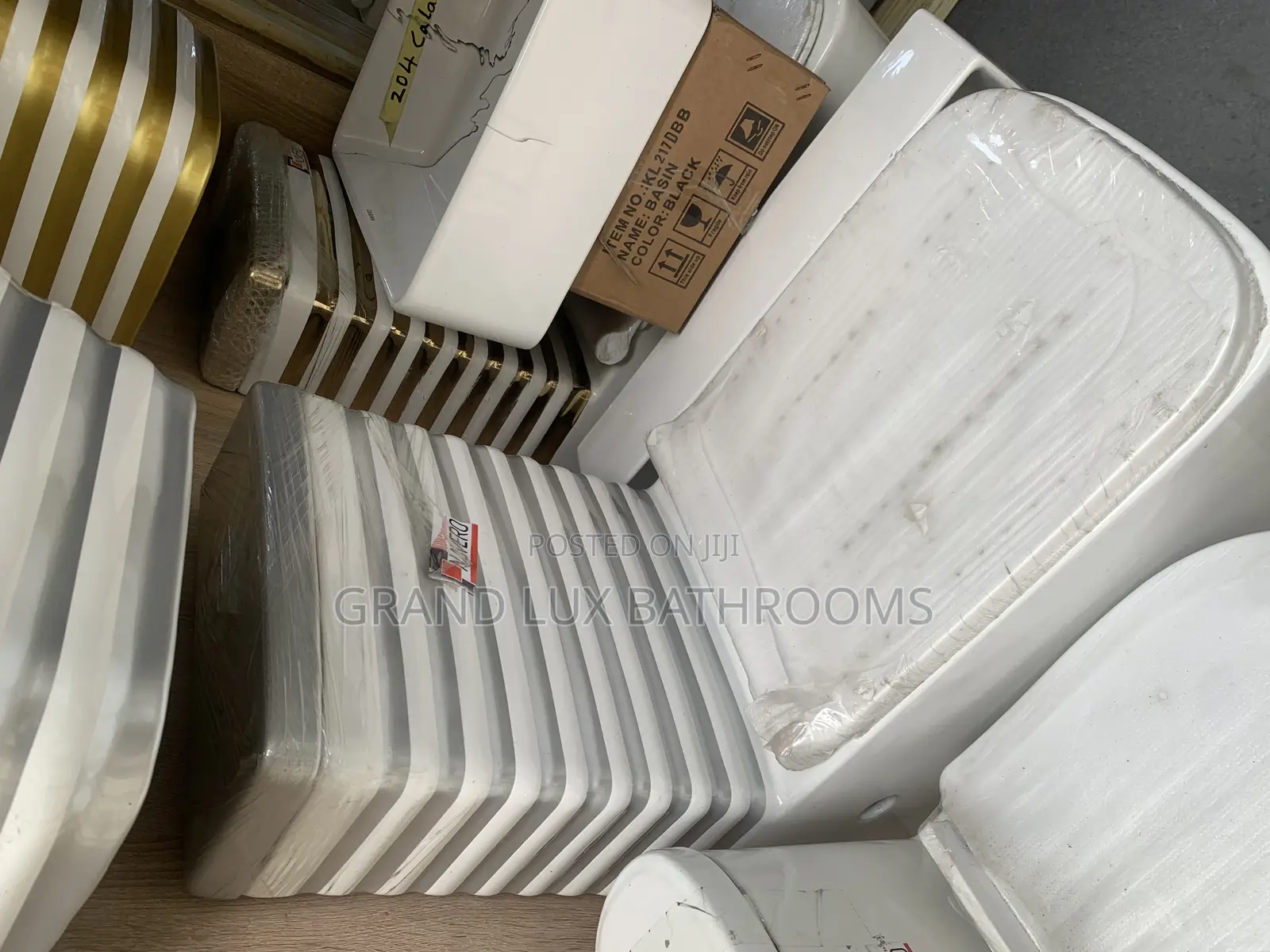 Modern Striped Ceramic Toilet and Cistern Set