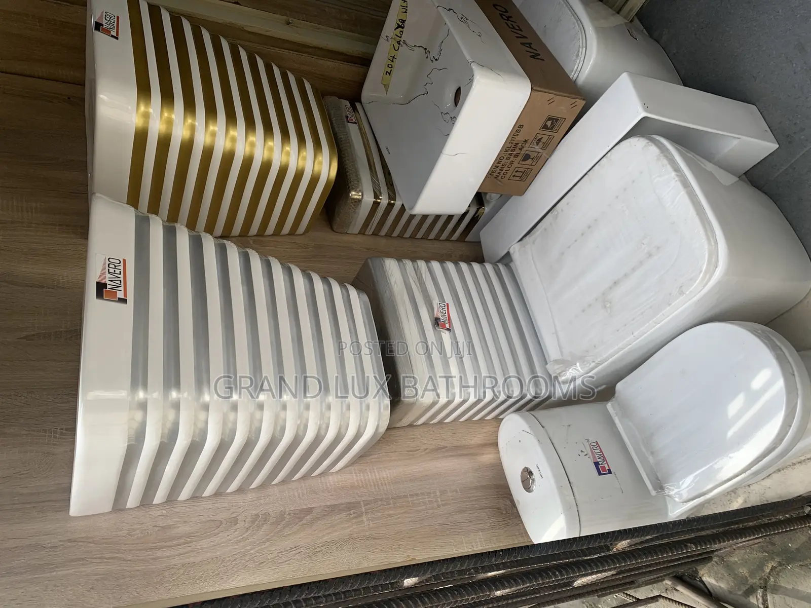 Modern Striped Ceramic Toilet and Cistern Set