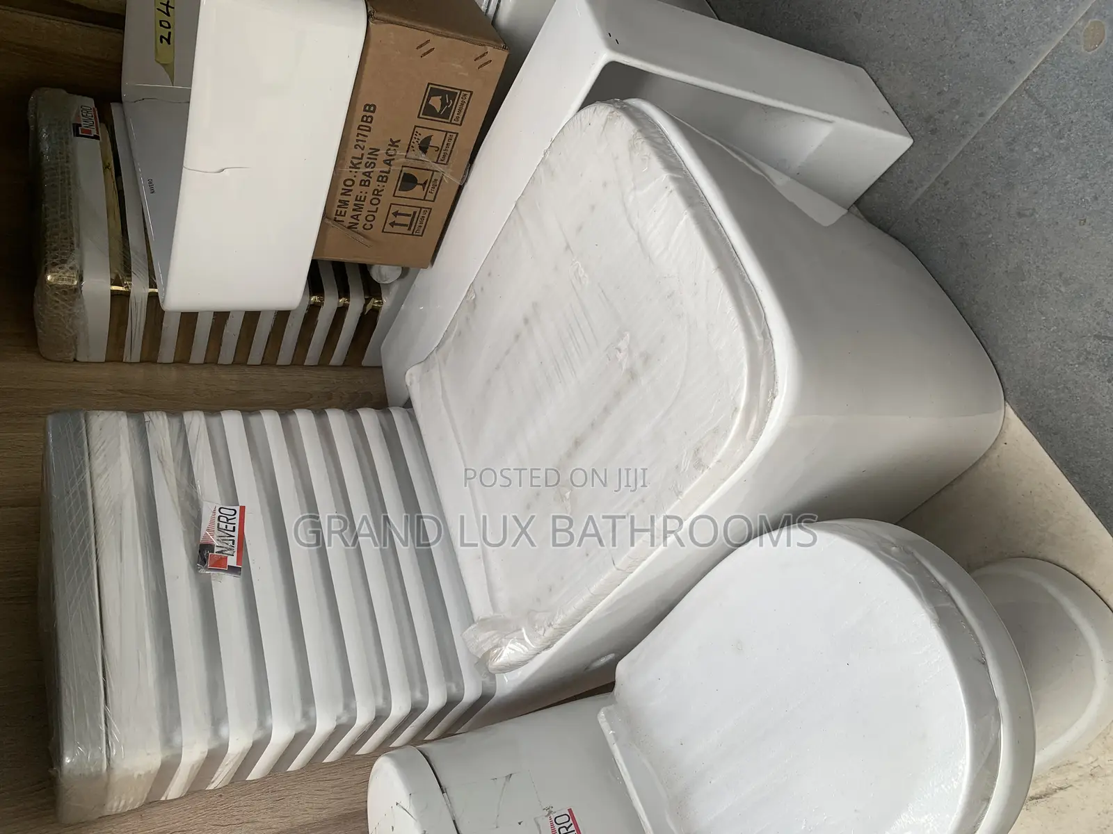 Modern Striped Ceramic Toilet and Cistern Set