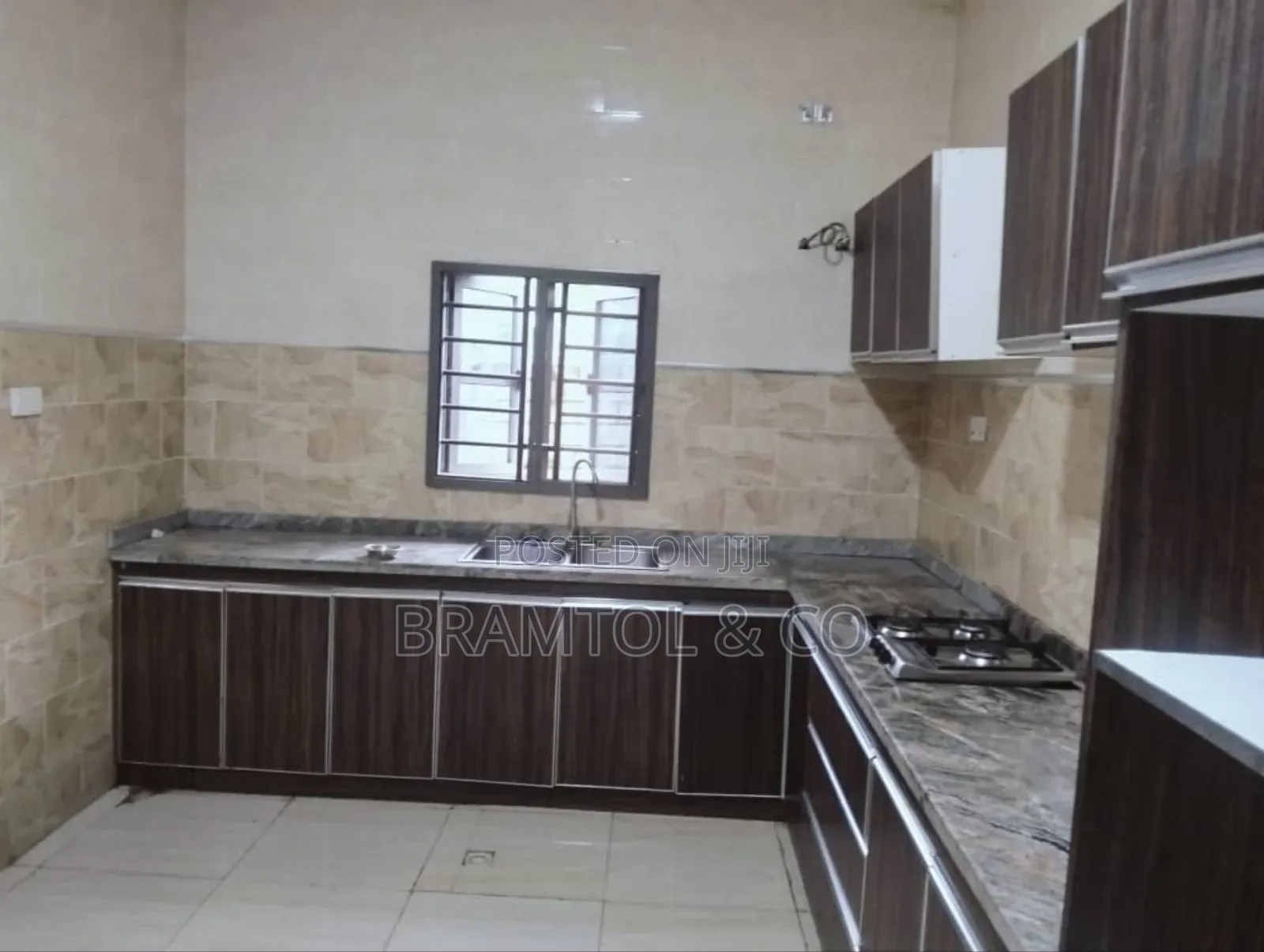 2bdrm Townhouse / Terrace in Apo District for rent