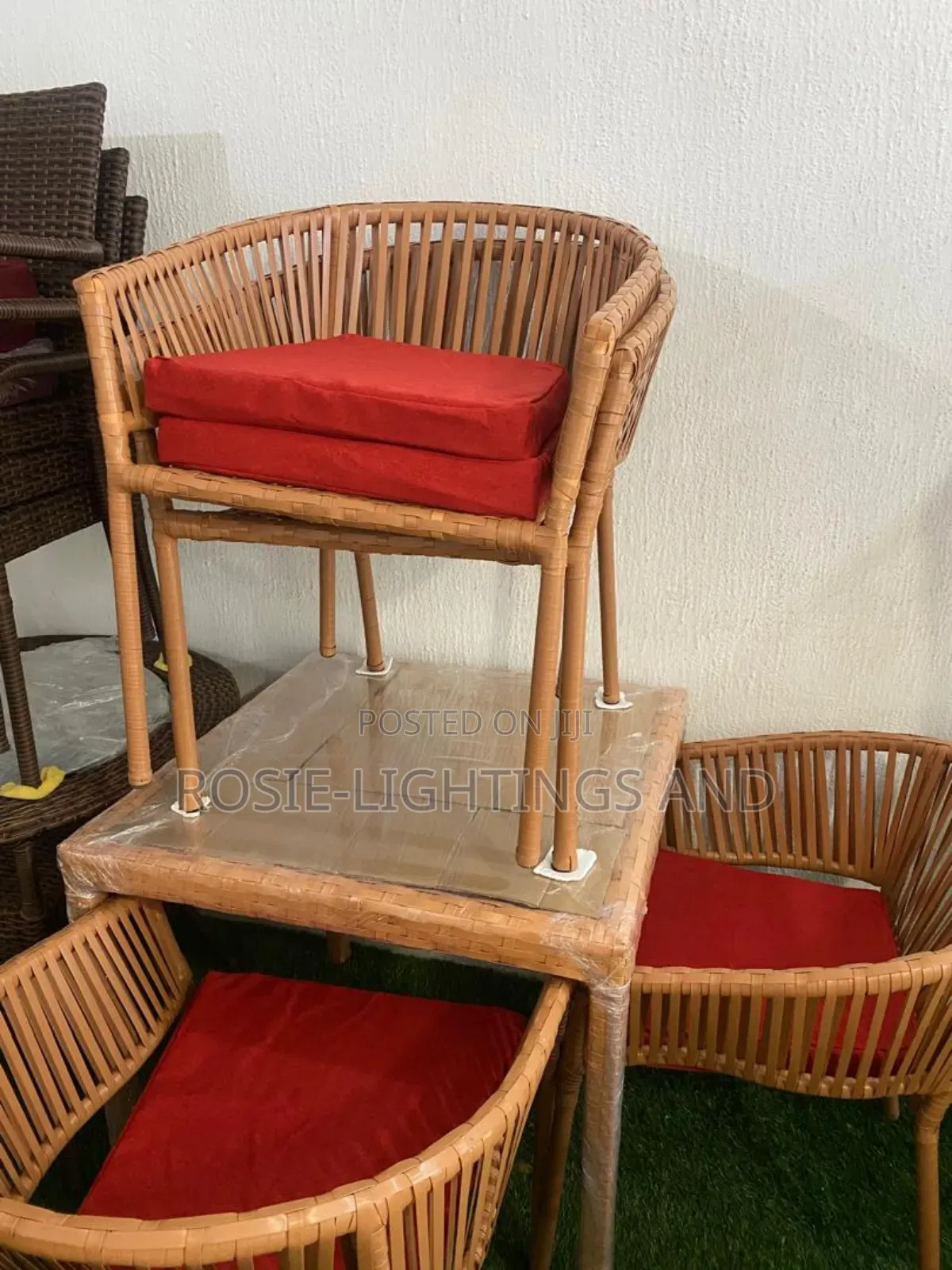 90cm X 90cm Outdoor Table and 4 Chairs( Cushion)