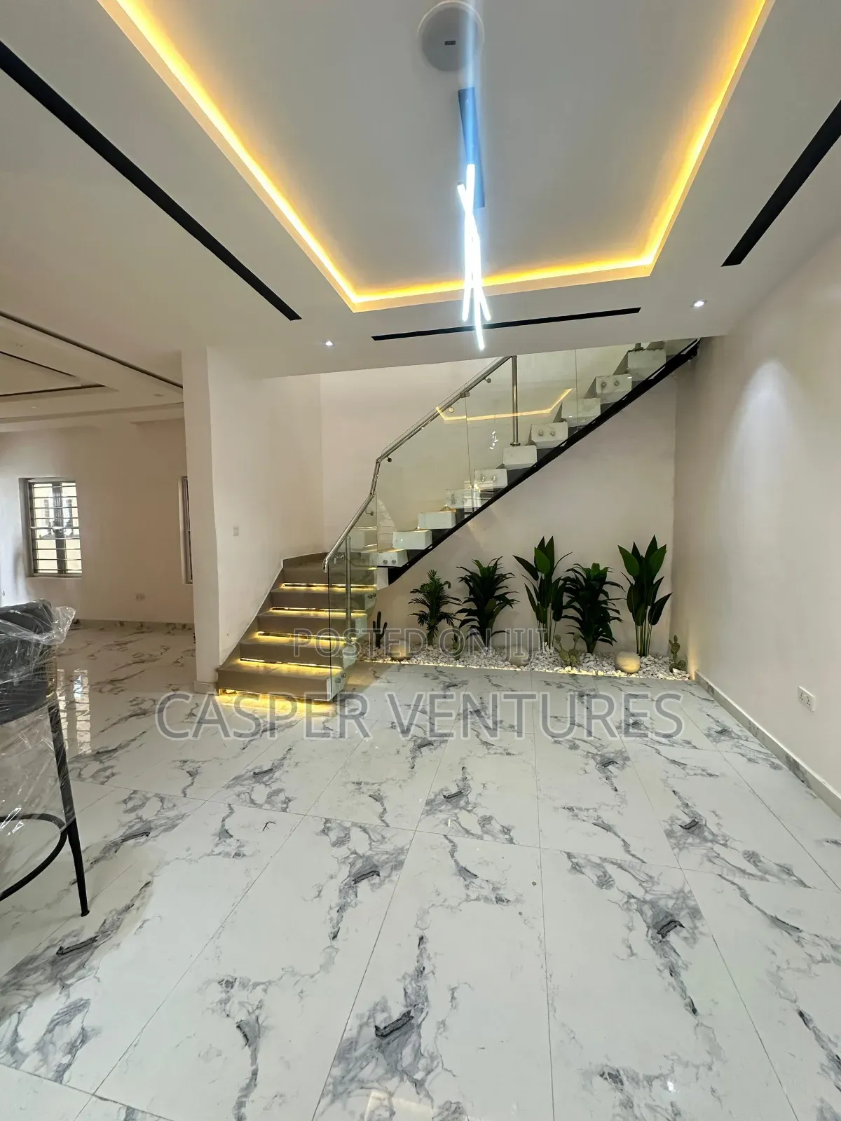 5bdrm Duplex in Chevron for sale