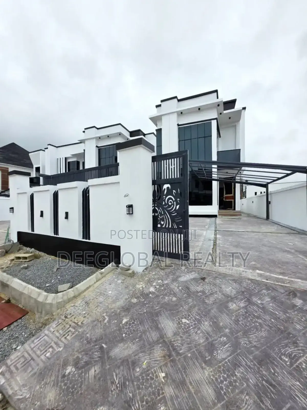 5bdrm Duplex in Chevron for sale