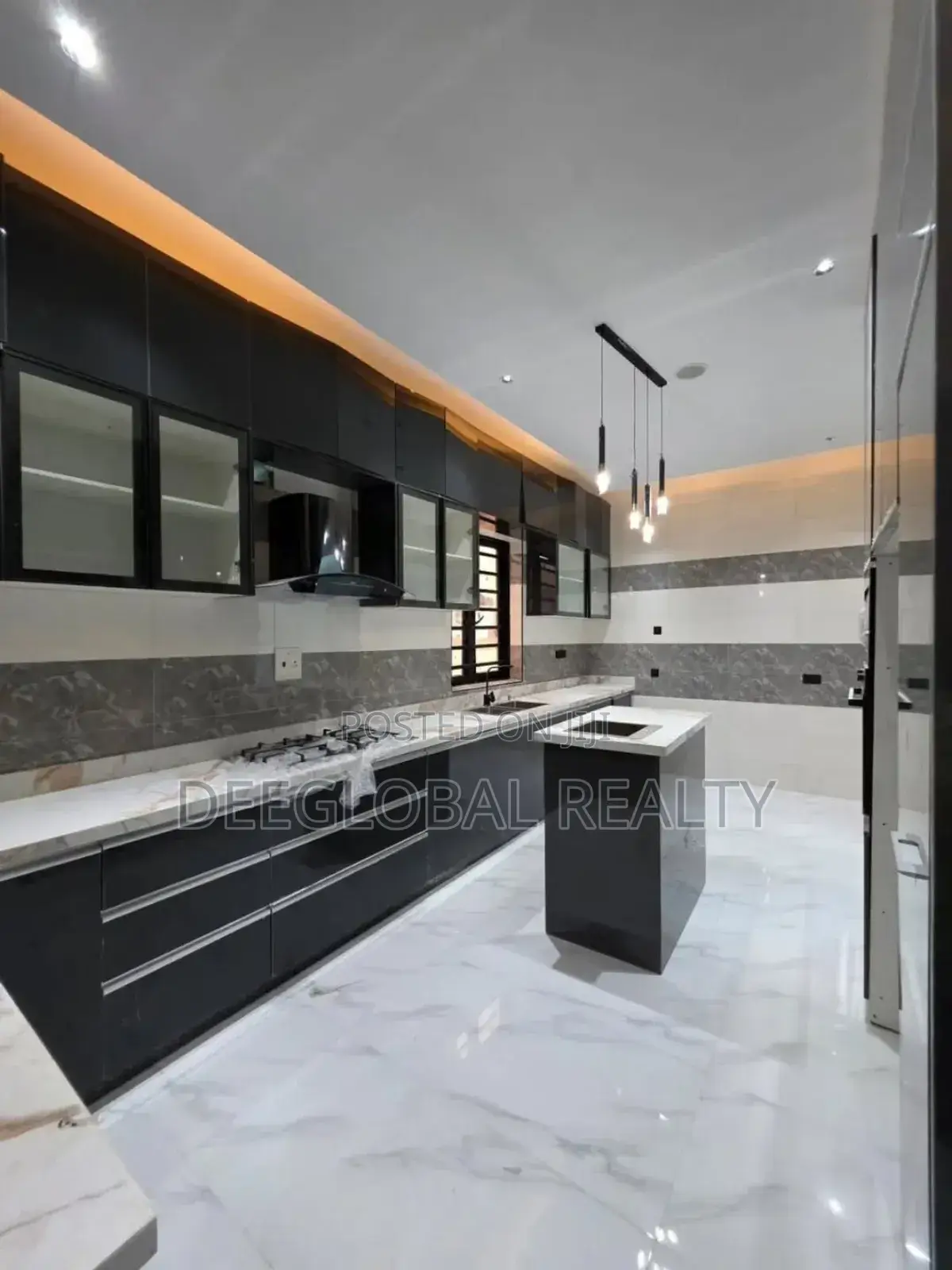 5bdrm Duplex in Chevron for sale