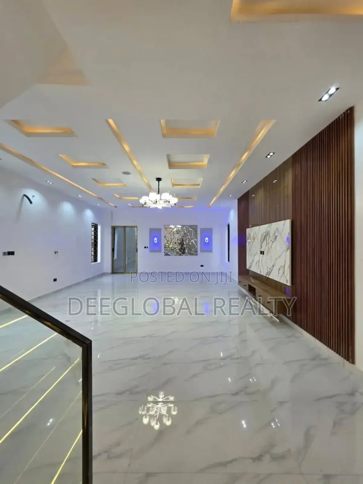 5bdrm Duplex in Chevron for sale