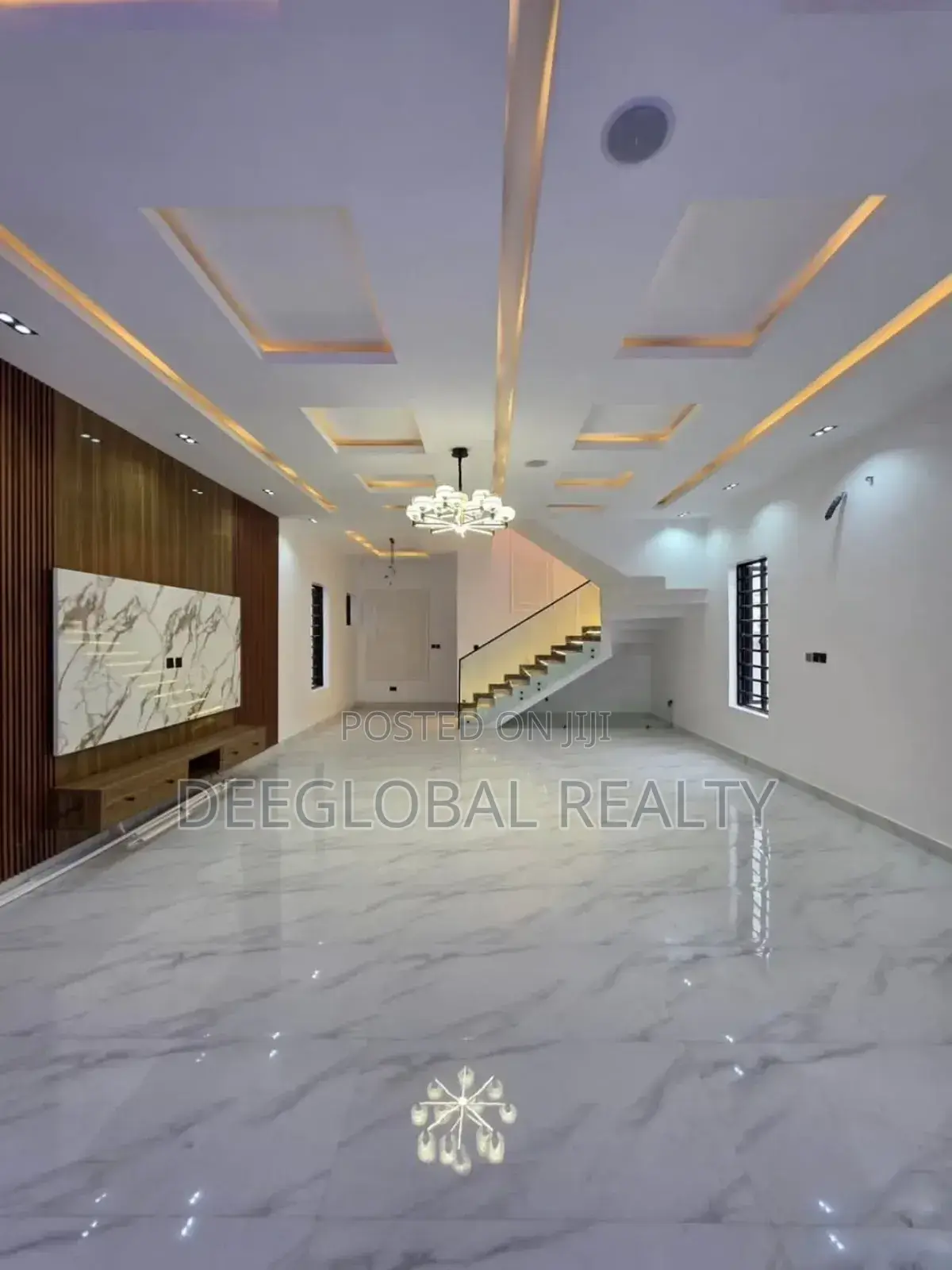 5bdrm Duplex in Chevron for sale