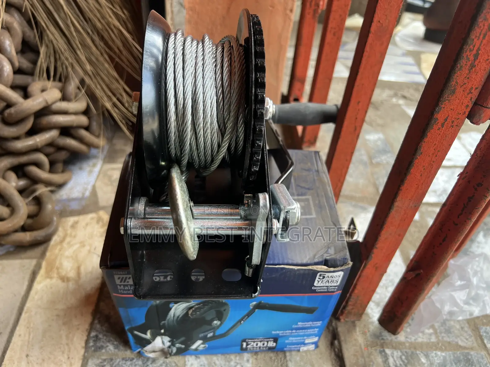 It Is a Manual Winch With a Comfortable Handle,