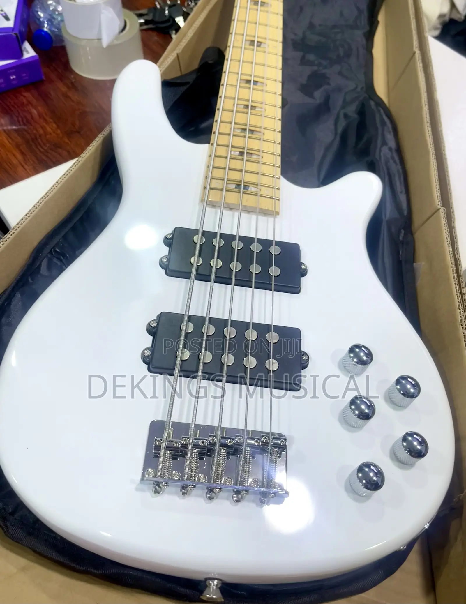 Alvarez 5-String Electric Bass Guitar – Solid Body, Powerful Tone