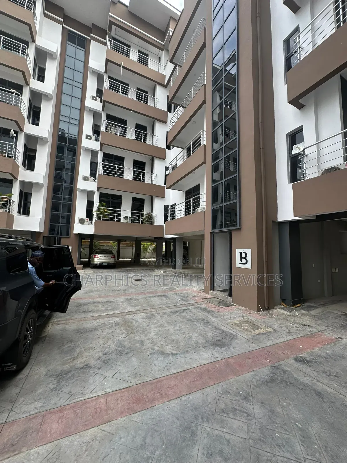 16bdrm Apartment in Victoria Island for sale
