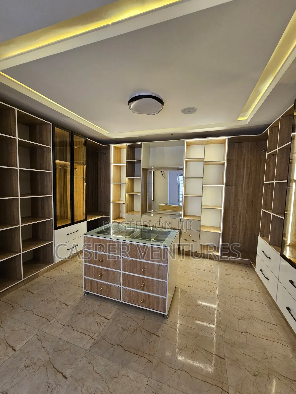 5bdrm Duplex in Chevron for sale