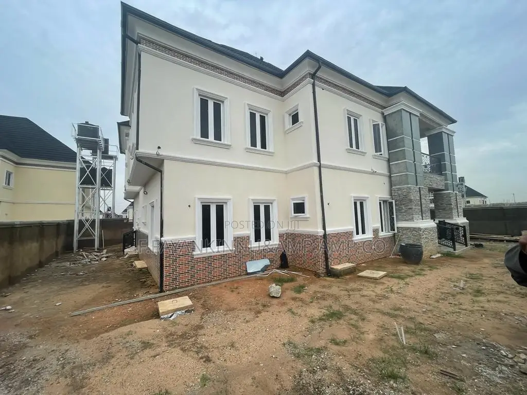 5bdrm Duplex in Lugbe District for sale