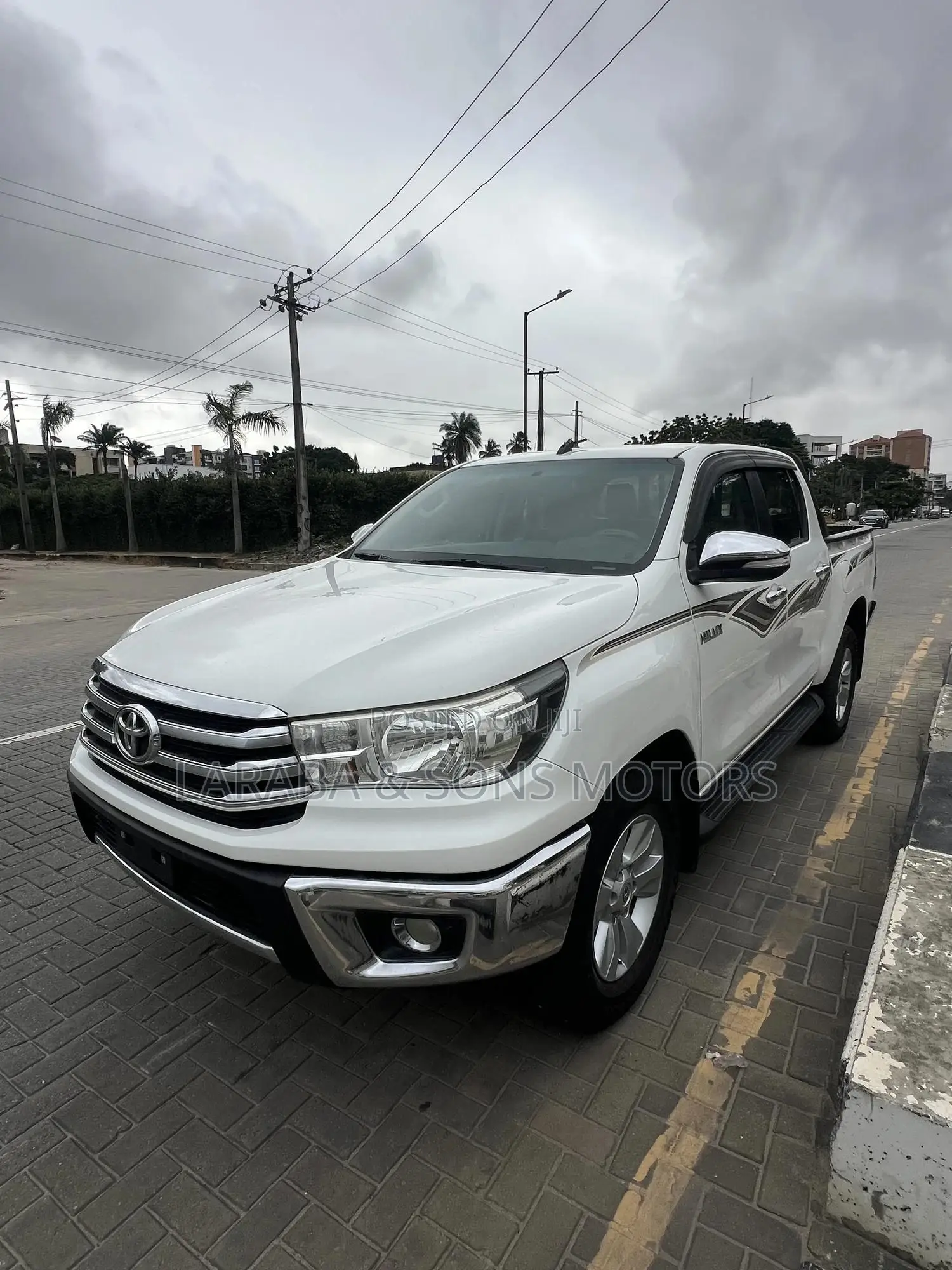 Toyota Hilux SR 4x4 2017 White