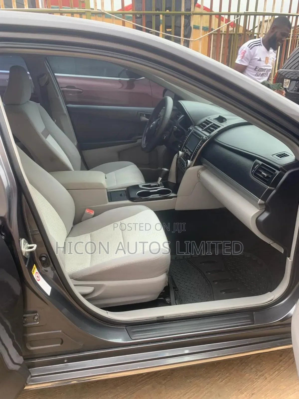 Toyota Camry LE 4dr Sedan (2.5L 4cyl 6A) 2012 Gray
