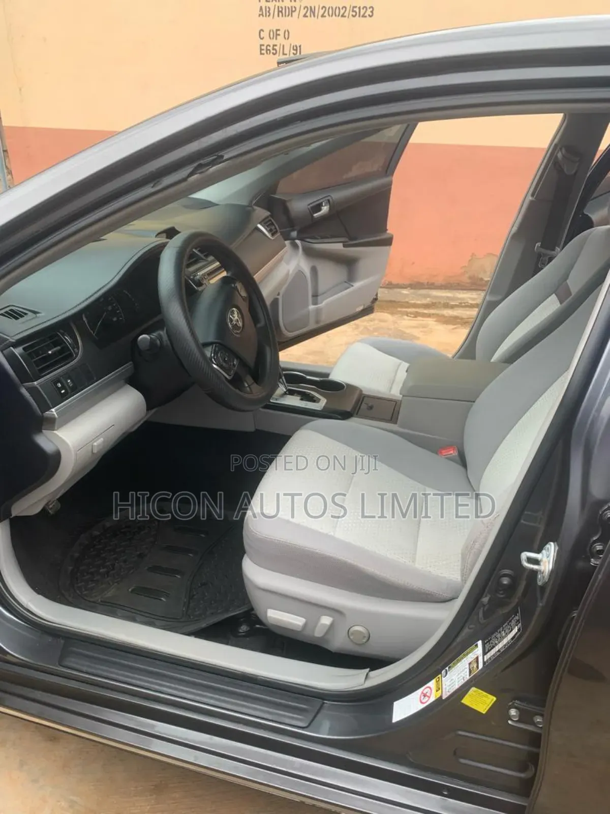 Toyota Camry LE 4dr Sedan (2.5L 4cyl 6A) 2012 Gray