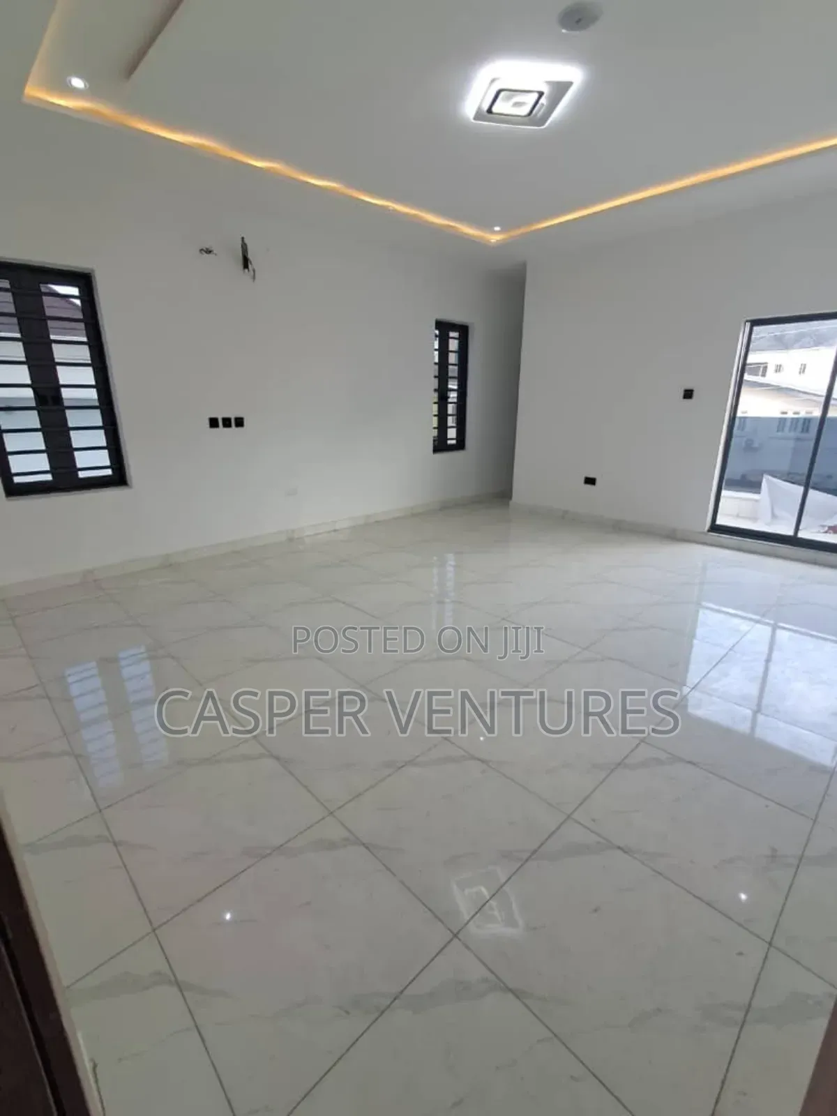 5bdrm Duplex in White, Ologolo for sale
