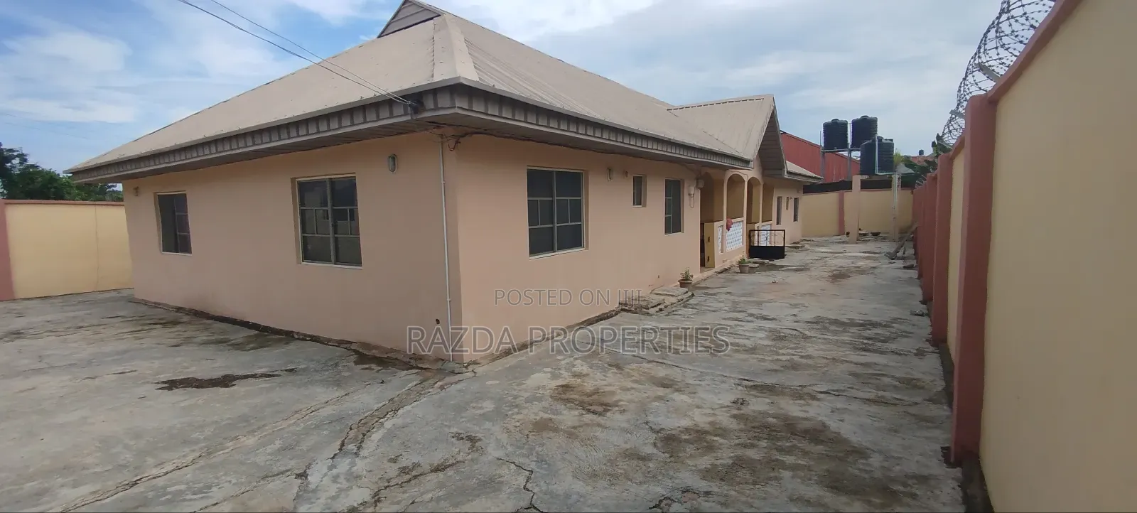 6bdrm Bungalow in Modomo, Ife for sale