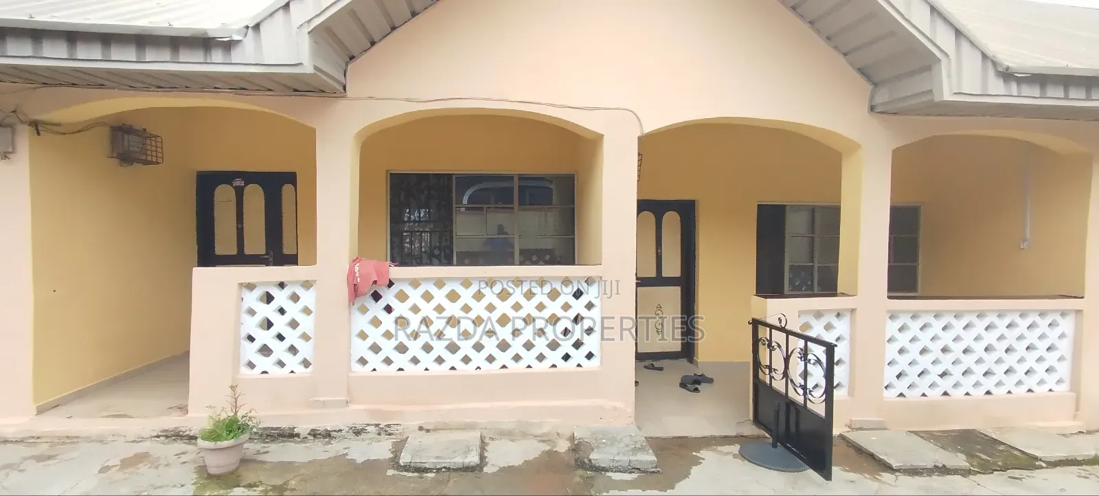 6bdrm Bungalow in Modomo, Ife for sale