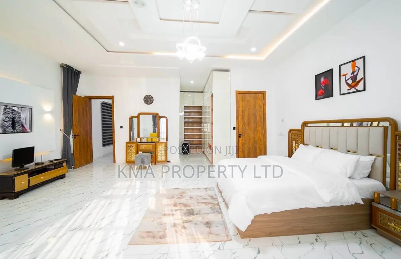 Luxurious 5/4 Bedroom Self Compound With Private Pool