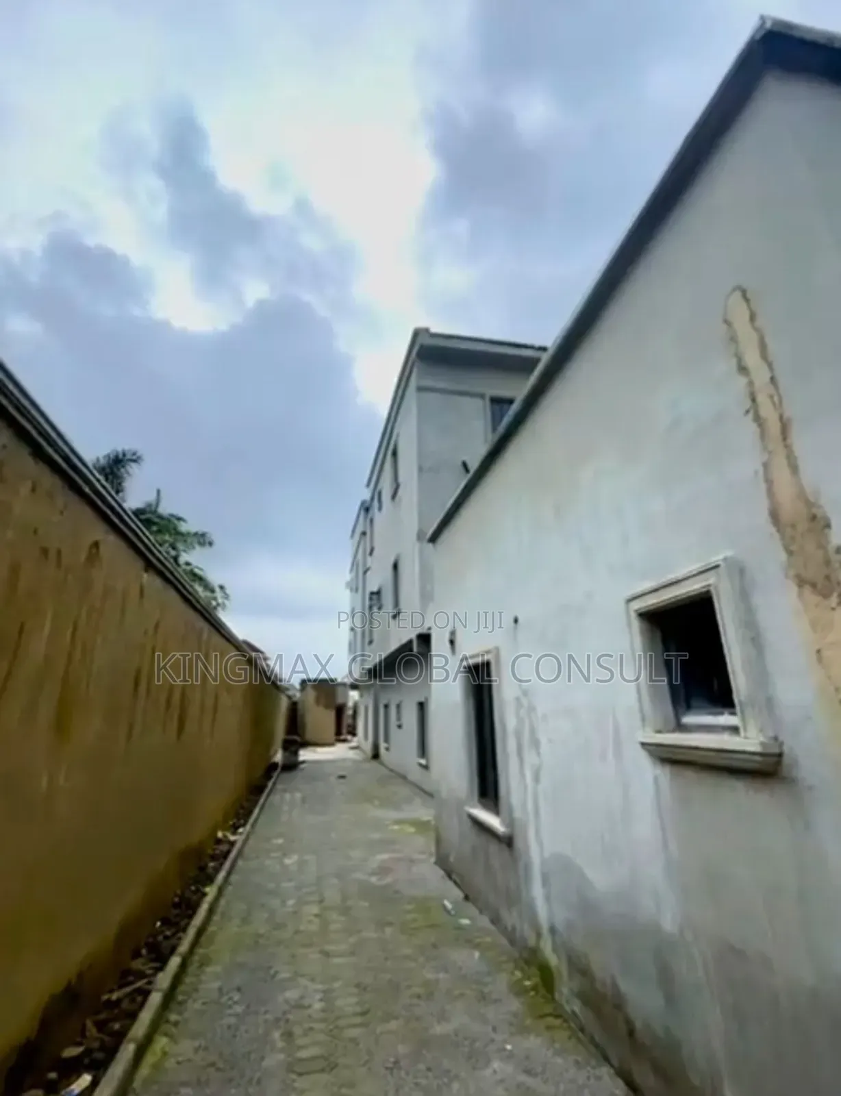 3bdrm Block of Flats in Guzape District for sale