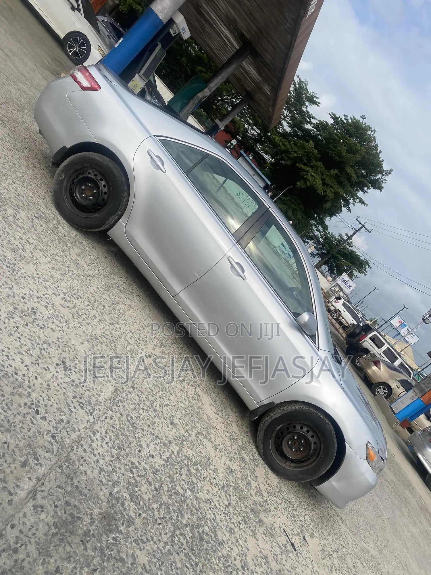 Toyota Camry LE 4dr Sedan (2.5L 4cyl 6A) 2011 Silver