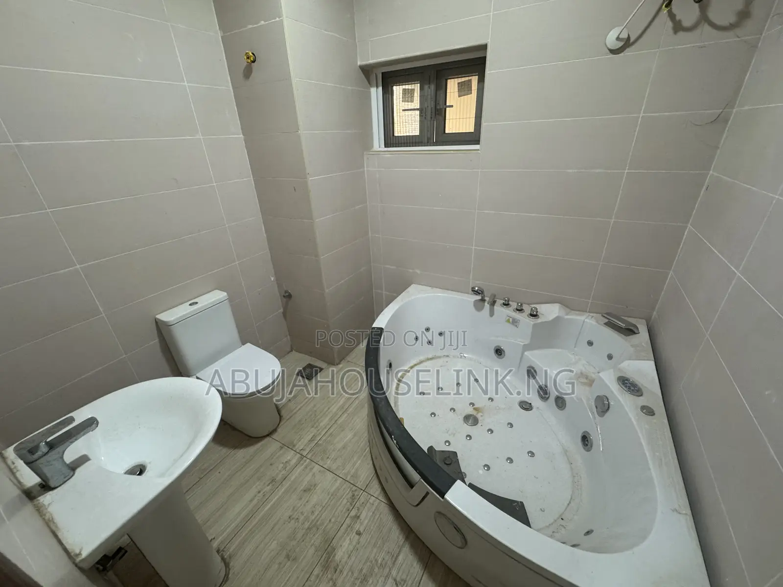 4bdrm Townhouse/Terrace in Guzape Main Abuja for sale