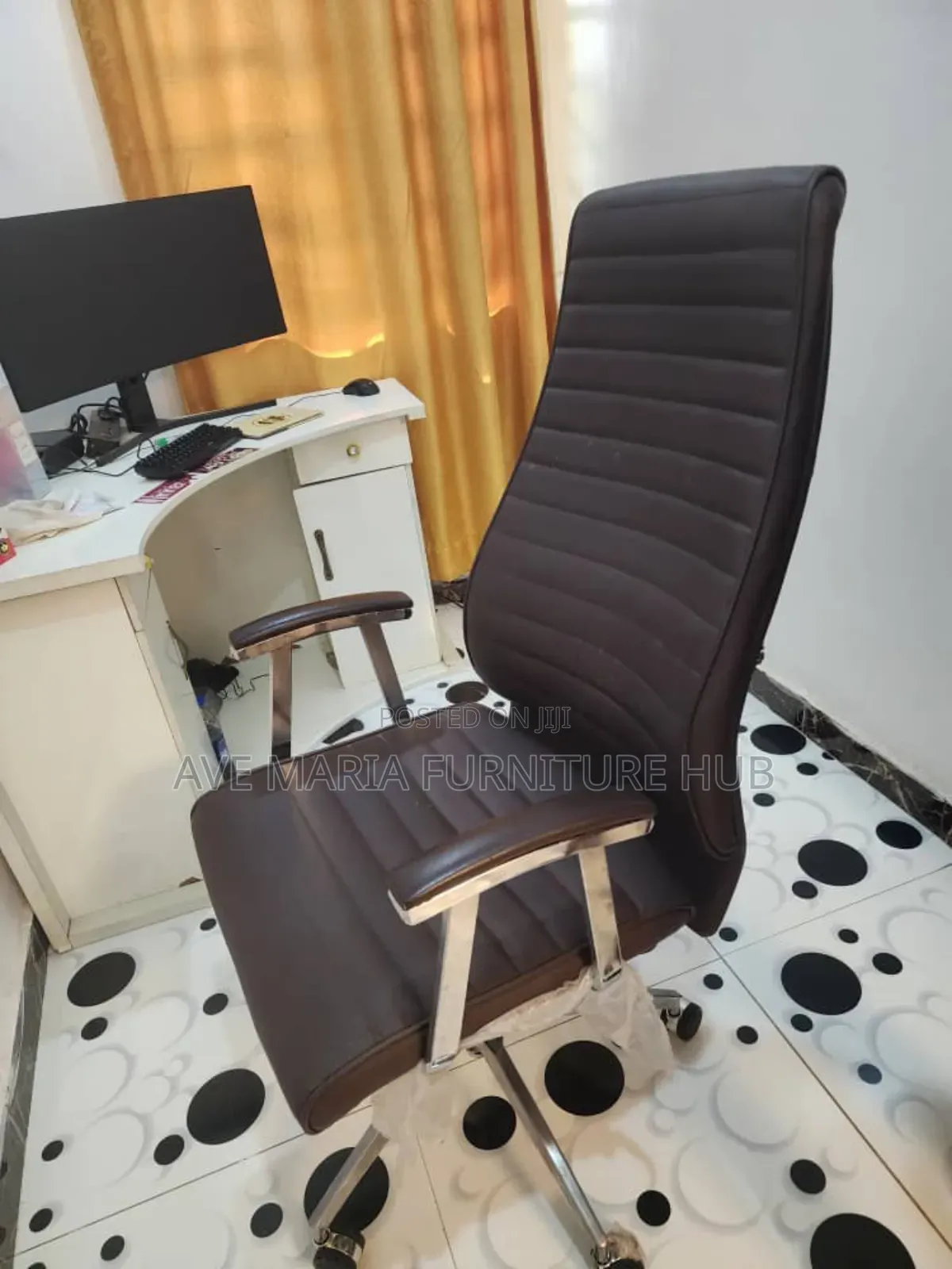 Executive Swivel Office Chair.