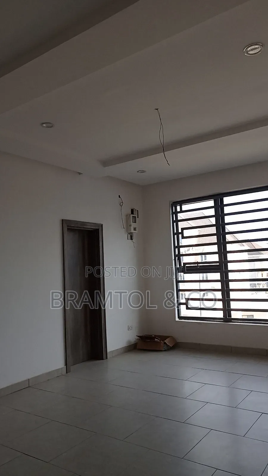 Office/Shop Space in a Plaza in Jahi Gilmor