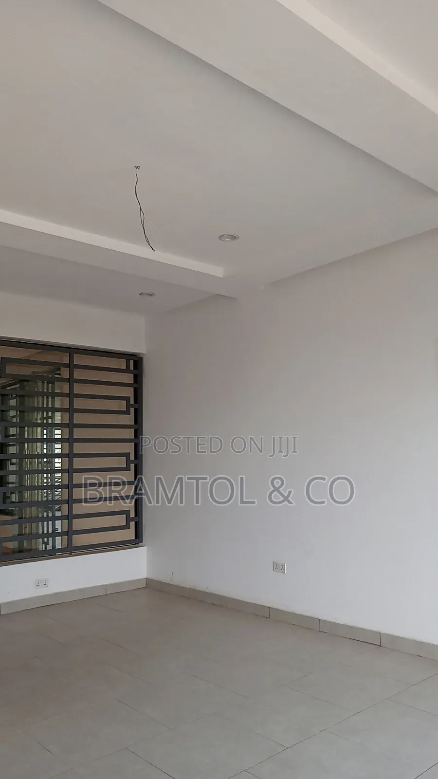 Office/Shop Space in a Plaza in Jahi Gilmor