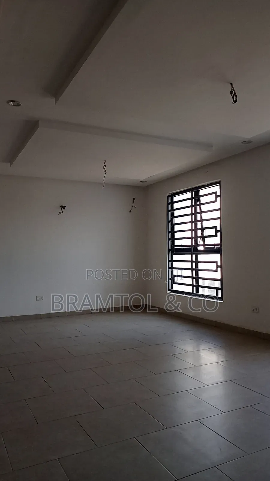 Office/Shop Space in a Plaza in Jahi Gilmor