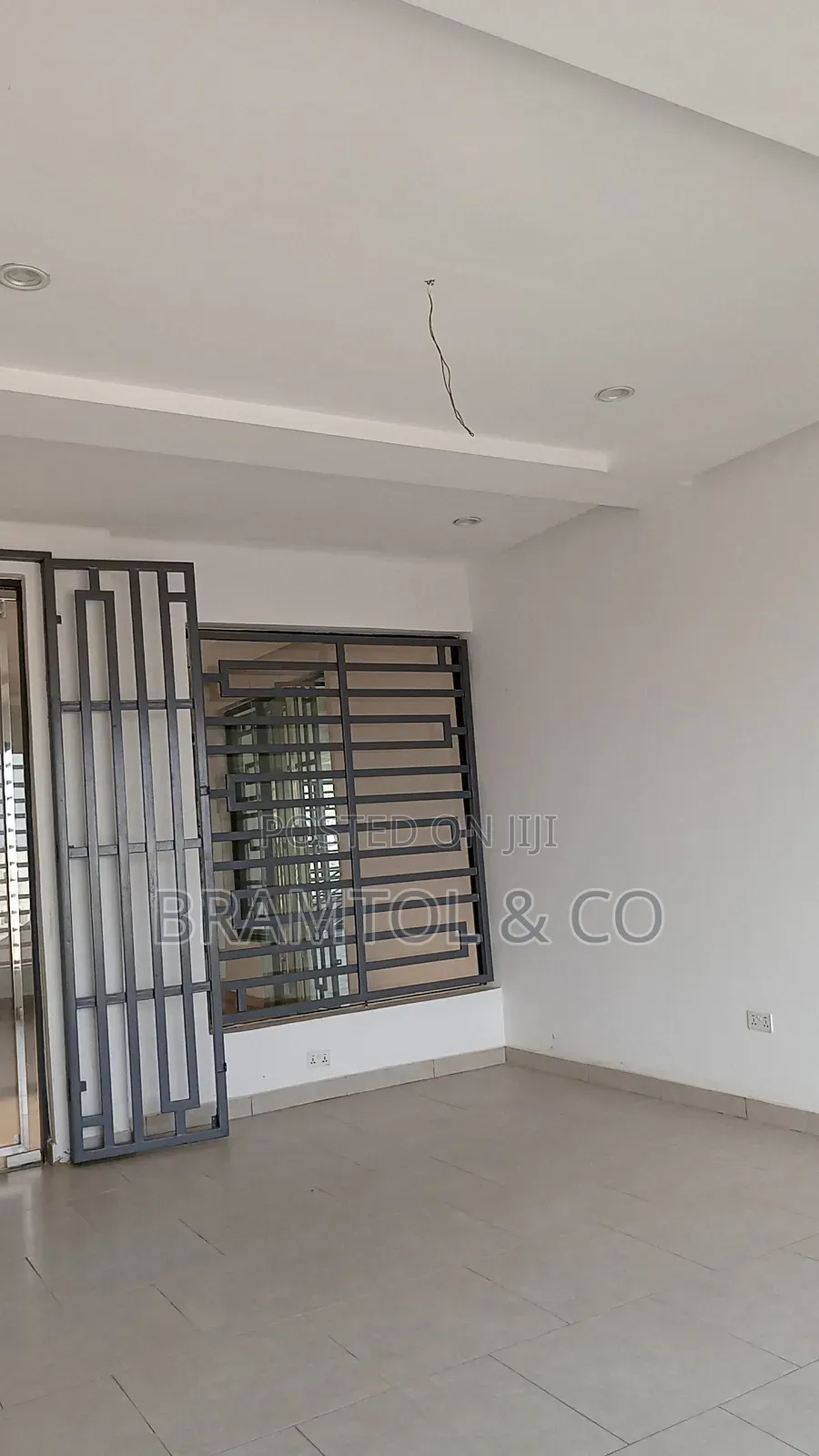 Office/Shop Space in a Plaza in Jahi Gilmor