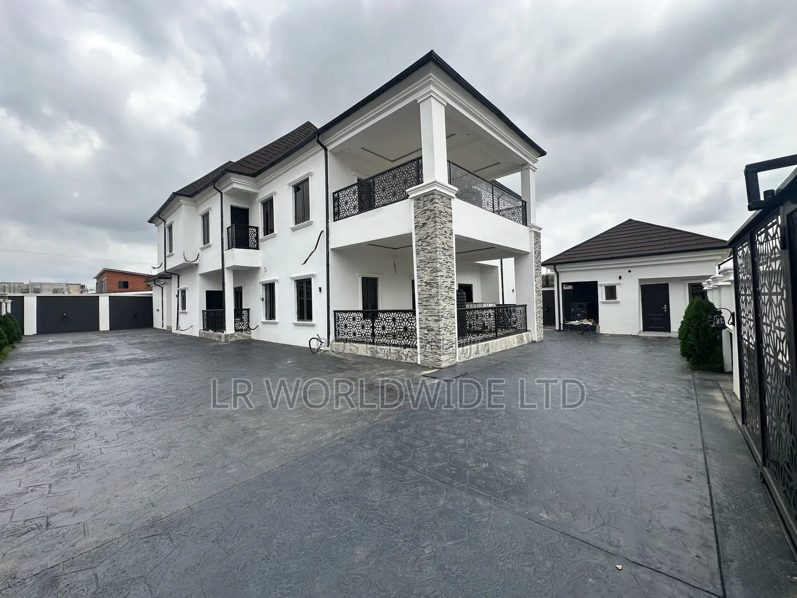 4bdrm Mansion in Lugbe District for sale