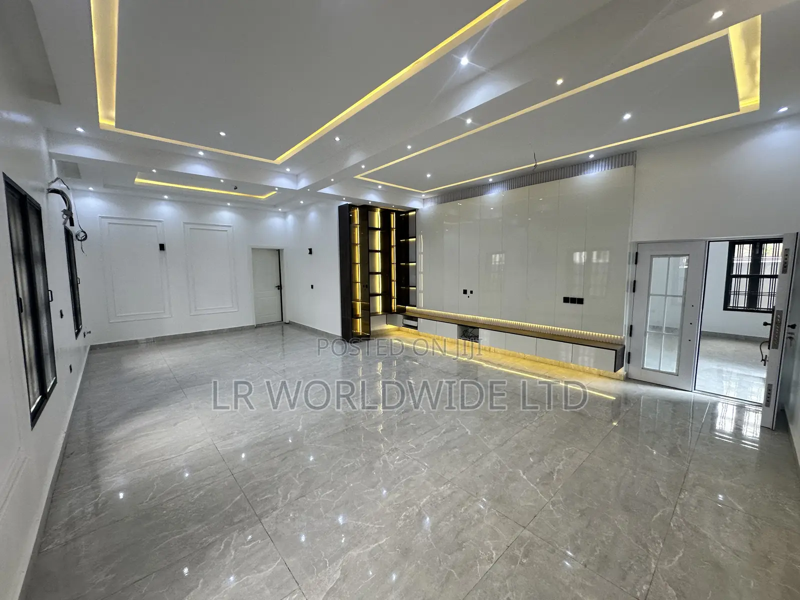 4bdrm Mansion in Lugbe District for sale