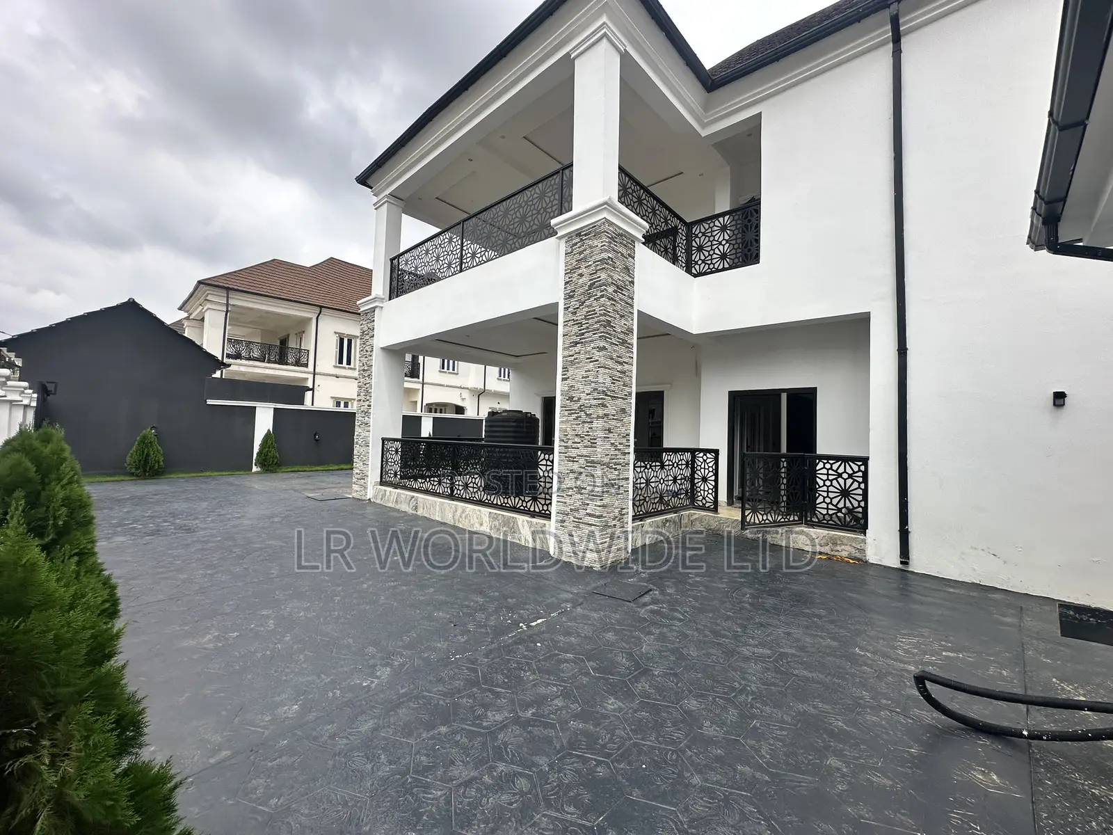 4bdrm Mansion in Lugbe District for sale