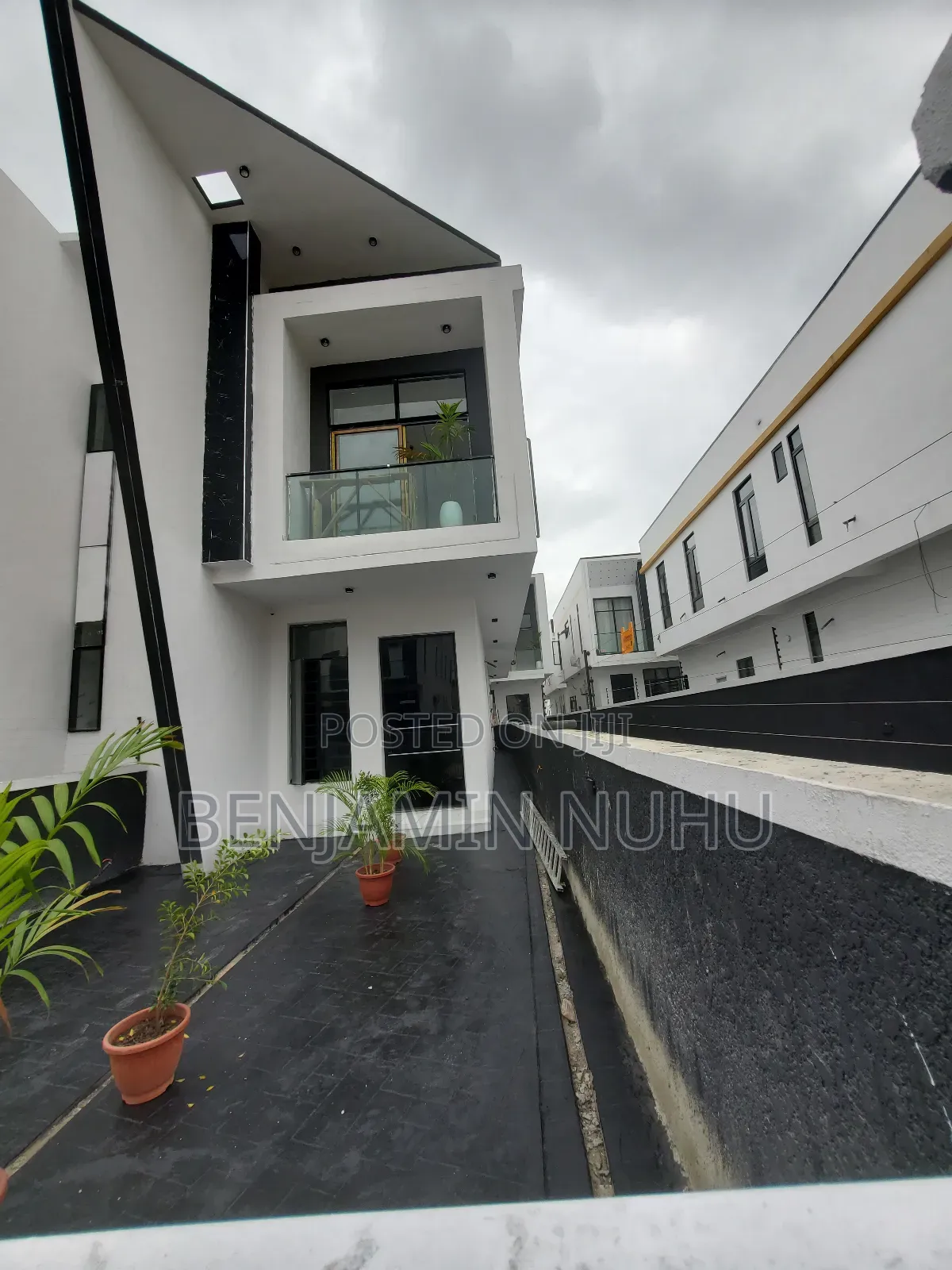 4bdrm Duplex in Ikota Gra for sale