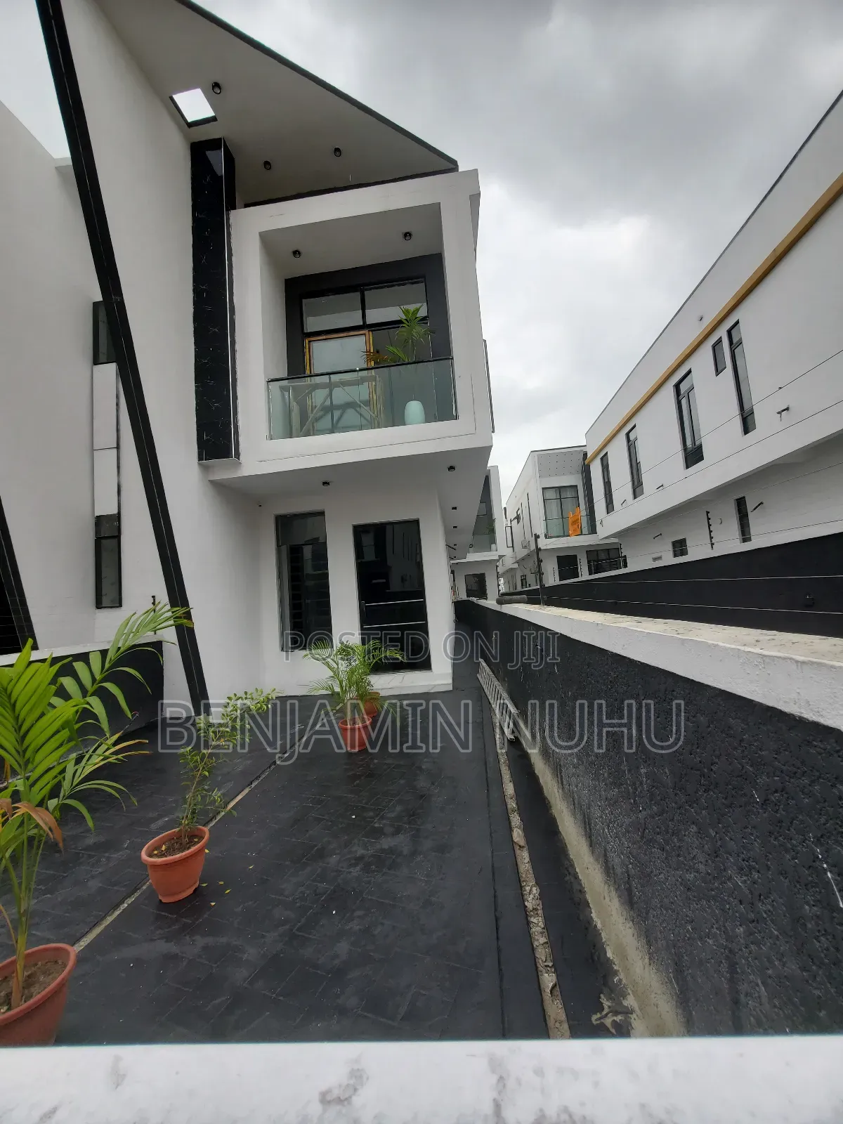 4bdrm Duplex in Ikota Gra for sale