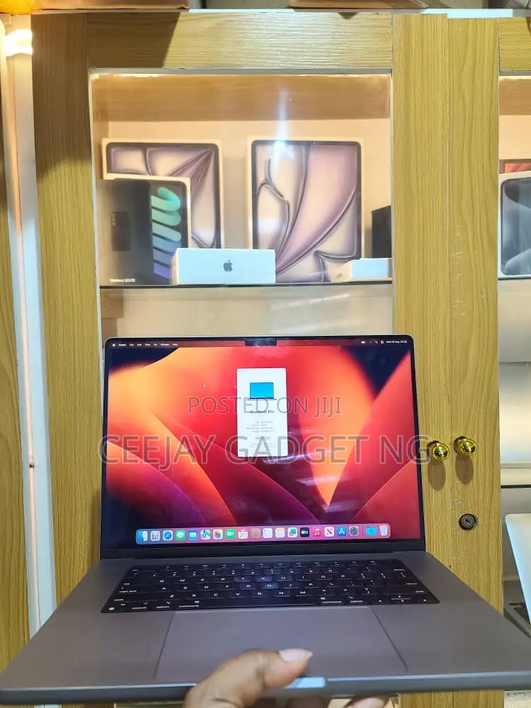 Laptop Apple MacBook Pro 2021 M1 16GB Apple M1 Pro SSD 512GB