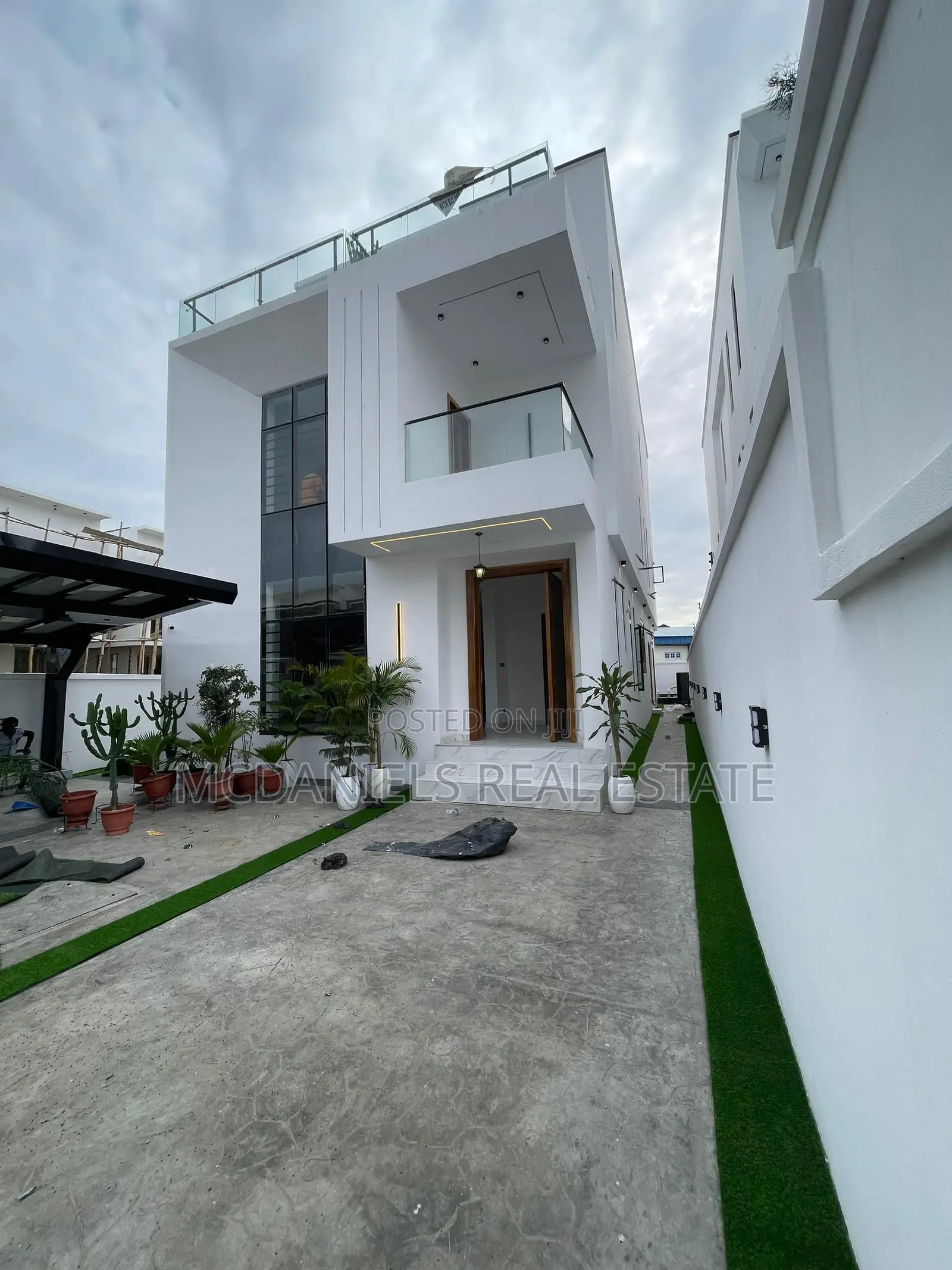 Furnished 5bdrm Duplex in Chevron for sale
