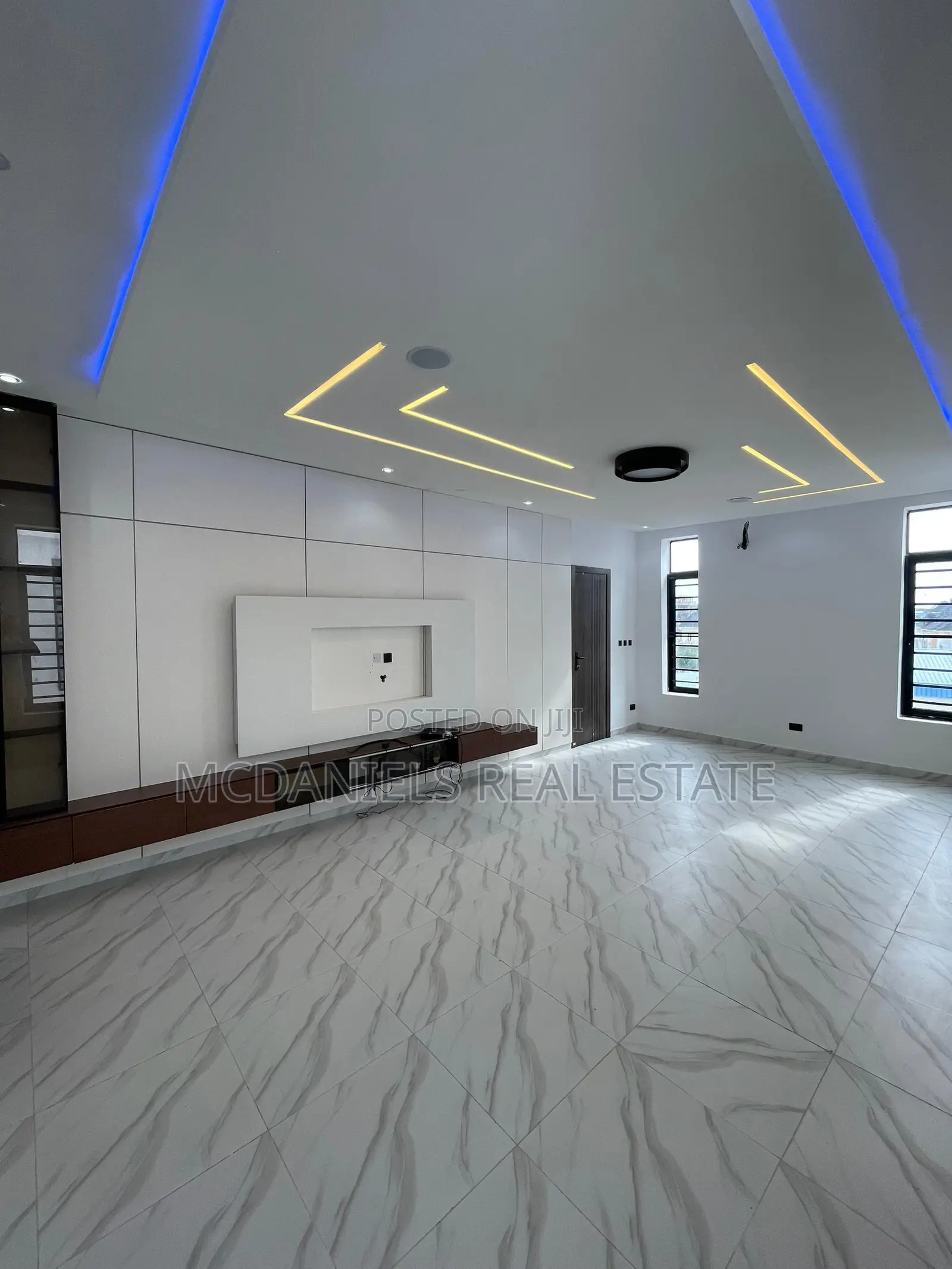 Furnished 5bdrm Duplex in Chevron for sale