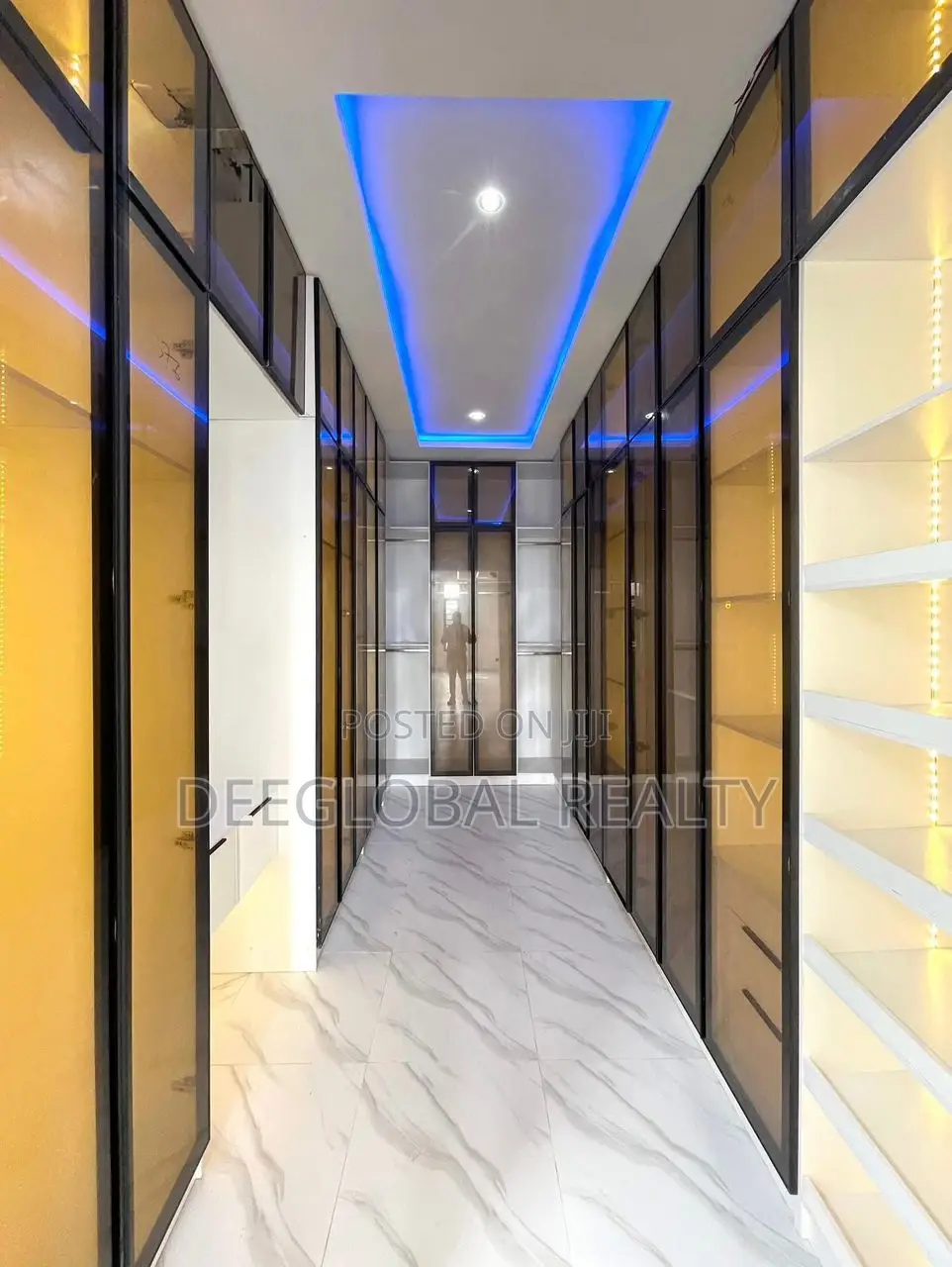 5bdrm Duplex in Chevron for sale