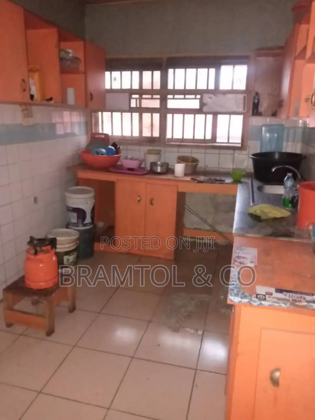 2 Bedroom Flat for Office, Spa, Salon or Business
