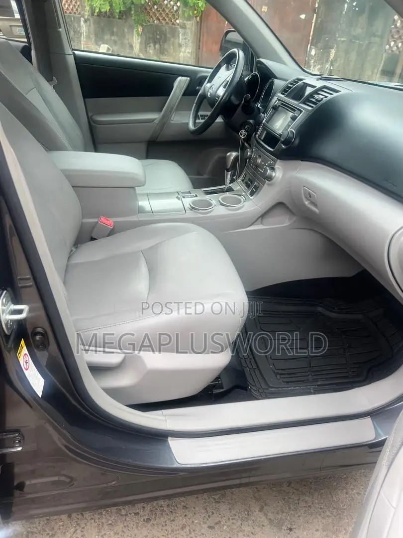 Toyota Highlander SE 3.5L 4WD 2013 Gray